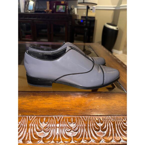 Women’s Saks Fifth Ave Gray Patent Leather Wingtip Shoes. Size 7.5 - Picture 2 of 6